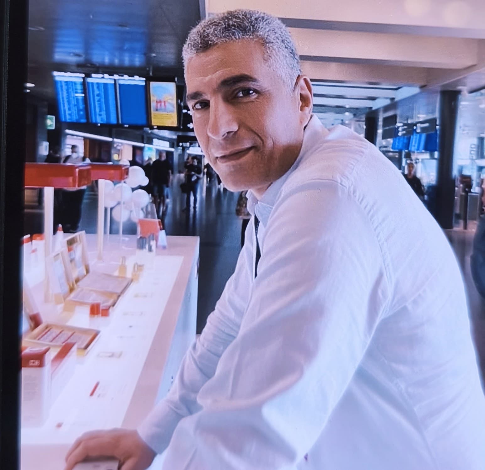 Asem Khedr, Gründer der Pyramids Promotions GmbH, am Parfümstand am Flughafen Zürich
