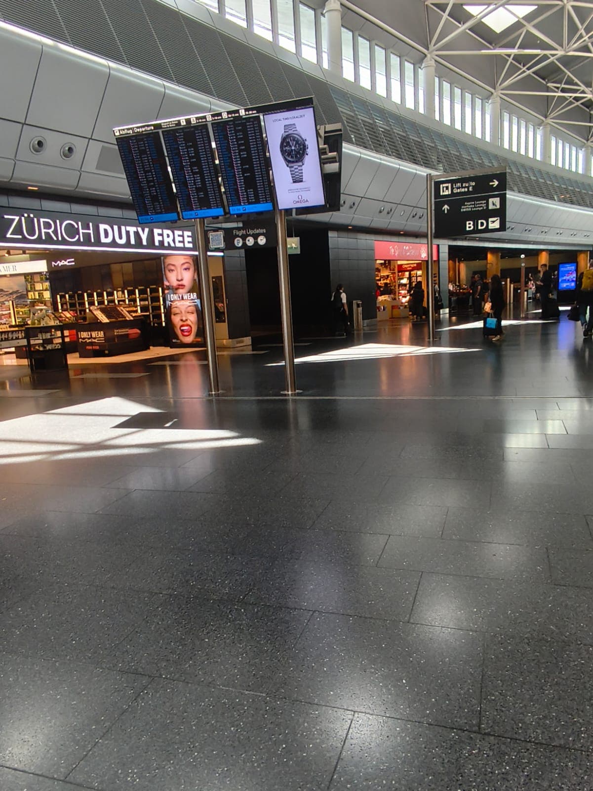 Abfluganzeigen vor dem Zürich Duty Free