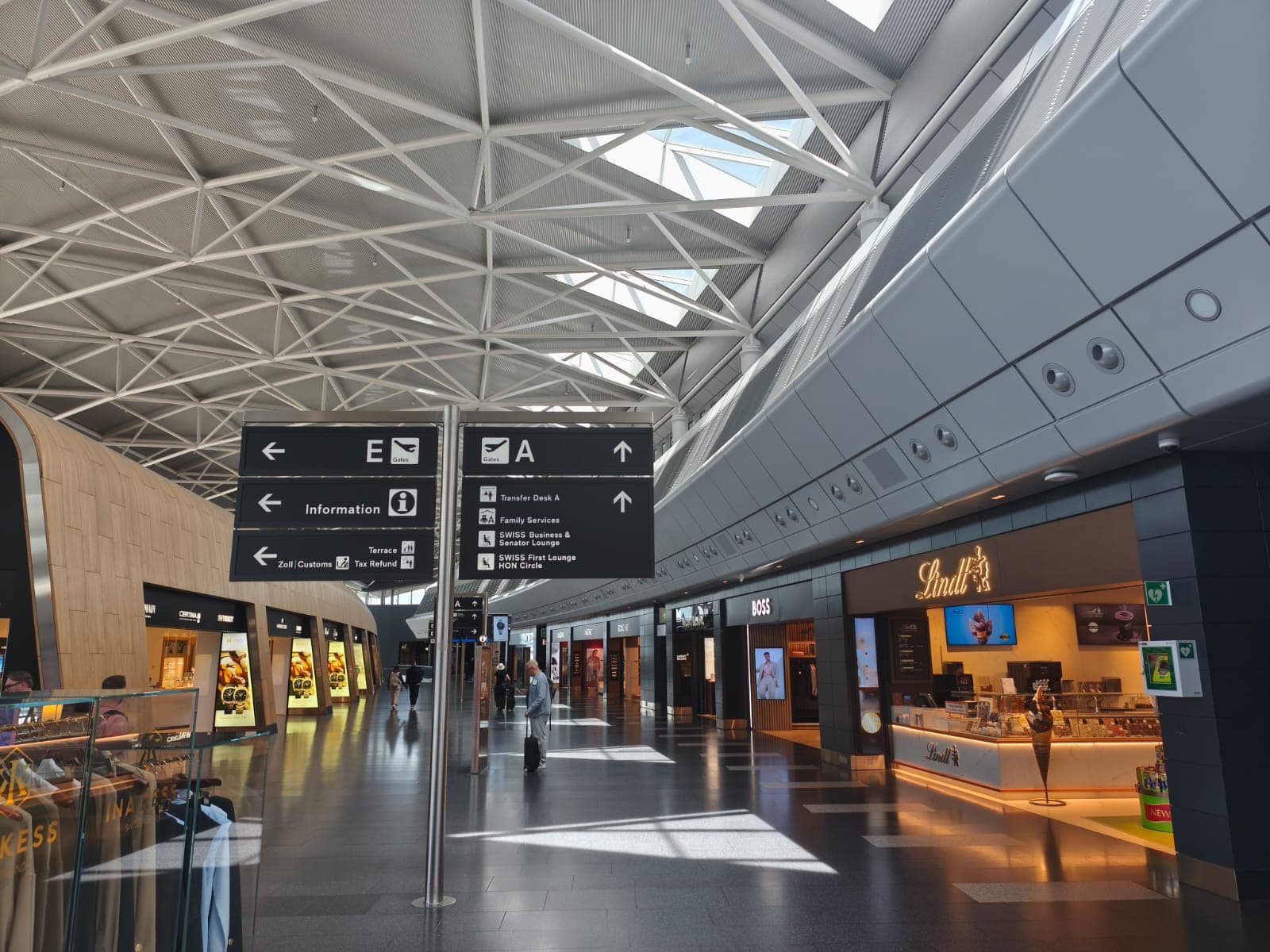 Gate-Beschilderung im Terminal des Flughafens Zürich
