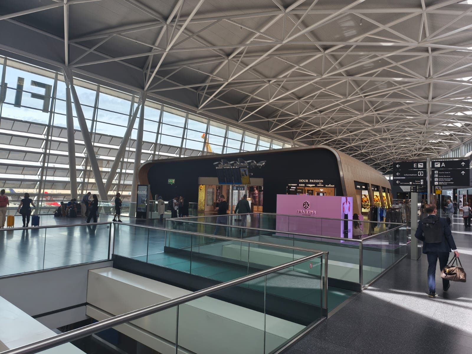 Retail-Deck in der Terminalhalle des Flughafens Zürich