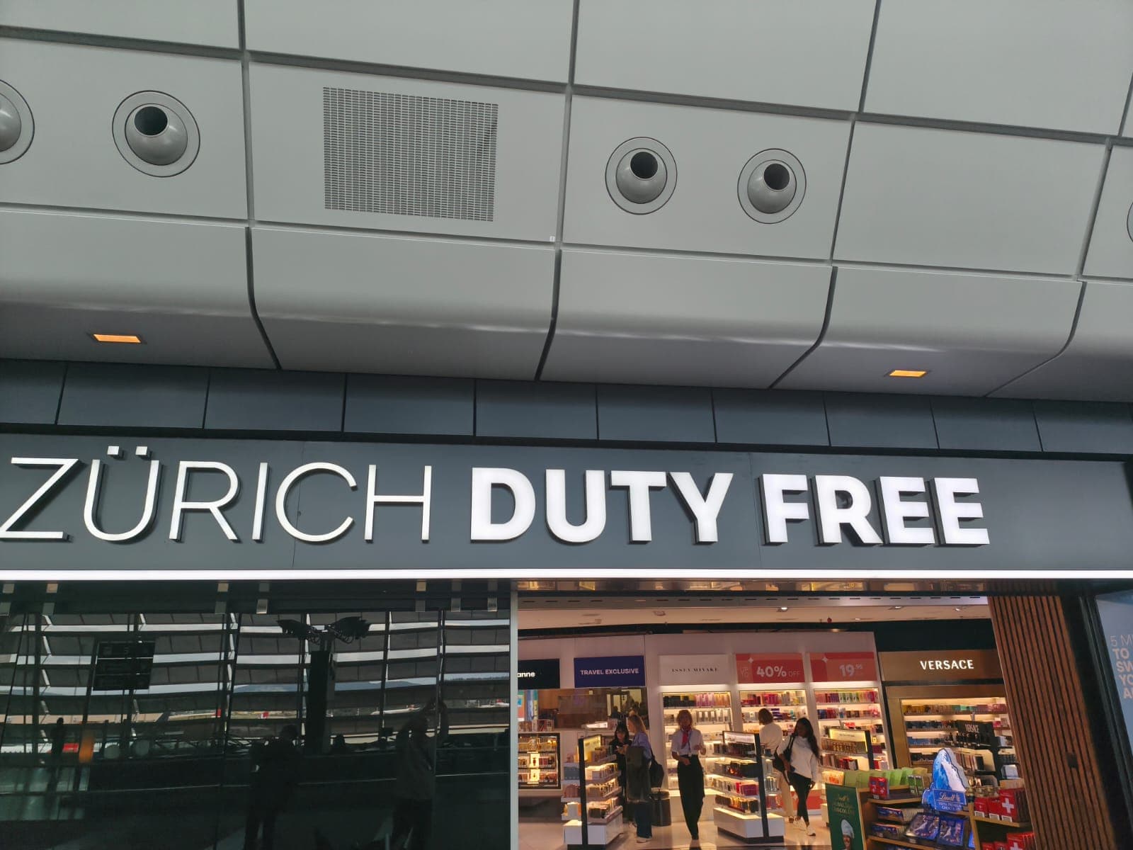 Zürich-Duty-Free-Schriftzug über dem Eingang