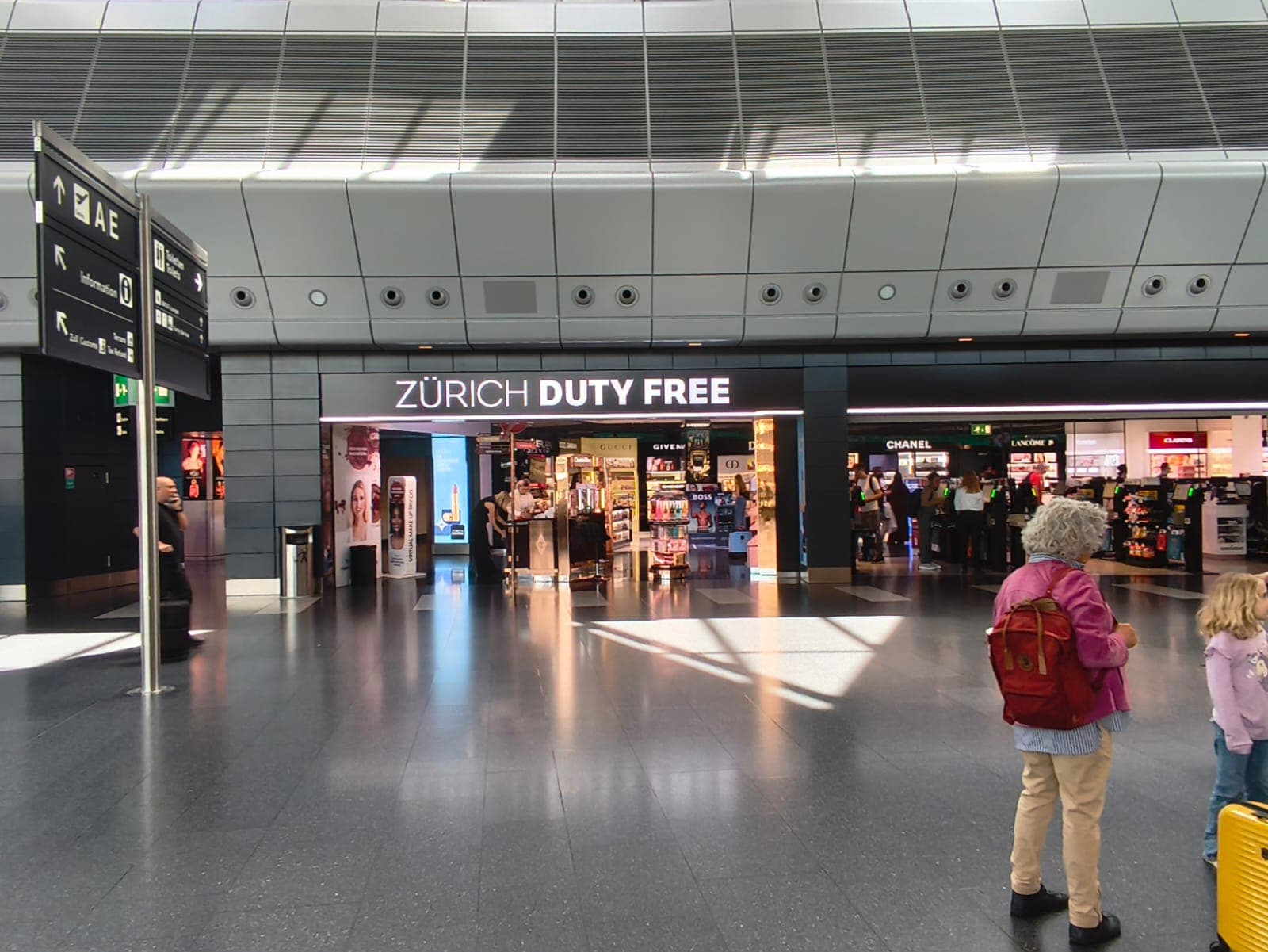 Zürich-Duty-Free-Storefront mit Beauty-Countern